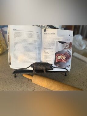 Farmhouse Pig Cookbook Stand Rustic Metal Kitchen Book Holder